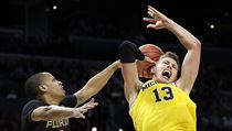 CJ Walker (vlevo) z Floridy v souboji o míč s Moritzem Wagnerem z Michiganu. | na serveru Lidovky.cz | aktuální zprávy