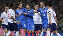Faulovaný Ital Federico Chiesa (číslo 25) v hádce s anglickými soupeři. | na serveru Lidovky.cz | aktuální zprávy