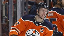 Kapitán a útočník Edmontonu Connor McDavid (97) slaví stý bod v sezoně 2017/18. | na serveru Lidovky.cz | aktuální zprávy