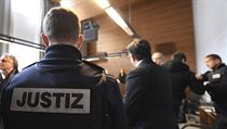 Soud s Husajnem K. (vpravo), který znásilnil a zabil německou dívku. | na serveru Lidovky.cz | aktuální zprávy