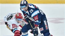 Momentka z šestého zápasu čtvrtfinále play off hokejové extraligy: Bílí... | na serveru Lidovky.cz | aktuální zprávy