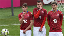 Filip Hašek, Daniel Trubač a Roman Macek (zleva) tvoří českou zeď v zápase s... | na serveru Lidovky.cz | aktuální zprávy