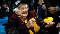 Jean Dolores Schmidtová neboli Sister Jean nosí letos štěstí basketbalistům... | na serveru Lidovky.cz | aktuální zprávy