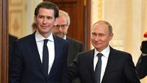 Ruský prezident Vladimir Putin plácá po zádech rakouského kancléře Sebastiana... | na serveru Lidovky.cz | aktuální zprávy