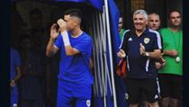 Cosmin Lambru přijímá ovace od publika. Fotbal hraje s protézou levé ruky. | na serveru Lidovky.cz | aktuální zprávy