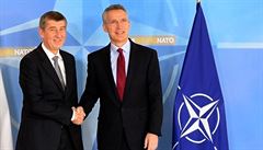 eský premiér v demisi Andrej Babi jednal 22. bezna 2018 v centrále NATO v...