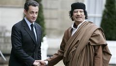 Francouzský prezident Nicolas Sarkozy a libyjský diktátor Muamar Kadáfí v...