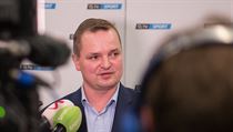 Marek Kindernay, výkonný ředitel O2 TV Sport, v obležení novinářů. | na serveru Lidovky.cz | aktuální zprávy