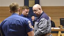 Distributor otráveného alkoholu Jiří Vacula (vpravo), který si odpykává... | na serveru Lidovky.cz | aktuální zprávy
