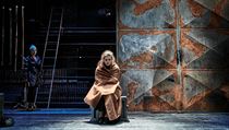 Petra Špalková, Eva Hacurová. Inscenace Élektra (2018). Režie: Hana Burešová. | na serveru Lidovky.cz | aktuální zprávy