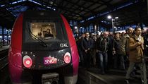 Lidé odchází z nástupiště na vlakovém nádraží Saint-Lazarev Paříži, kde... | na serveru Lidovky.cz | aktuální zprávy