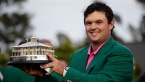 Patrick Reed s trofejí pro vítěze turnaje Masters v Augustě | na serveru Lidovky.cz | aktuální zprávy