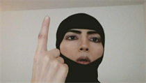Devětatřicetiletá Aghdamová v muslimském šátku. | na serveru Lidovky.cz | aktuální zprávy