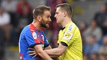 Plzeň vs. Sparta. Domácí Marek Bakoš se u rozhodčího Zbyňka Proskeho dožaduje... | na serveru Lidovky.cz | aktuální zprávy