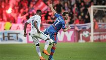 Plzeň vs. Sparta. Domácí Hrošovský bojuje o míč s Kangou. | na serveru Lidovky.cz | aktuální zprávy