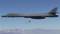 Bombardér B-1 vypouští raketu AGM-158 JASSM. | na serveru Lidovky.cz | aktuální zprávy