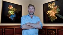 Insekticid, 2009. Mat Collishaw před dvěma z obrazů vzniklých naskenováním... | na serveru Lidovky.cz | aktuální zprávy