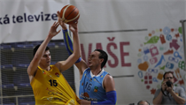 Václav Bujnoch (ve žlutém) z Opavy v souboji s Darkem Čohadarevičem z Olomoucka. | na serveru Lidovky.cz | aktuální zprávy