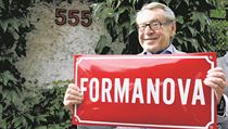 Miloš Forman pózuje s cedulí s názvem ulice Formanova. | na serveru Lidovky.cz | aktuální zprávy