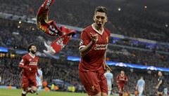 Roberto Firmino z Liverpoolu slaví svj gól do sít Manchesteru City.