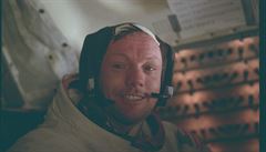 Neil Armstrong byl prvním lovkem, který vstoupil na povrch Msíce.