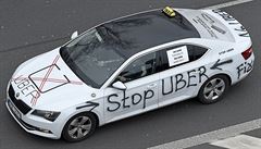 Taxikái protestují proti Uberu, který povaují za nekalou konkurenci,...