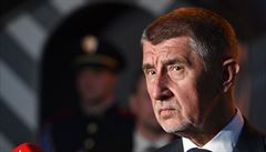 Premiér v demisi Andrej Babi po schzi s prezidentem Miloem Zemanem v Lánech.