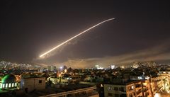 Raketa syrské protivzduné obrany nad Damakem.