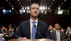Facebook CEO Mark Zuckerberg ped senátní komisí.
