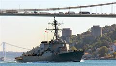 USS Donald Cook míí skrze Bosporskou úinu do Stedozemního moe.