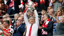 Francouzský manažer Arsene Wenger v roce 2017 s trofejí pro vítěze F.A. Cupu. | na serveru Lidovky.cz | aktuální zprávy