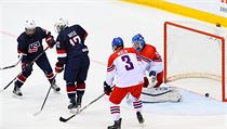 USA vs. ČR, MS do 18 let: Spencey Stastney (není na snímku) střílí gól Lukáši... | na serveru Lidovky.cz | aktuální zprávy