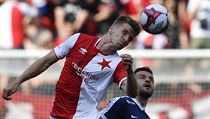Jakub Jugas ze Slavie a Tomáš Zajíc ze Slovácka v souboji o míč. | na serveru Lidovky.cz | aktuální zprávy
