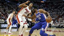 Centr Philadelphie Joel Embiid (vpravo) proráží obranu Hassana Whitesida... | na serveru Lidovky.cz | aktuální zprávy