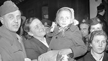 Hana Bušková, rozená Špotová, na archivním snímku z roku 1947 v náručí své... | na serveru Lidovky.cz | aktuální zprávy