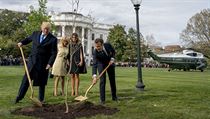 Donald Trump a Emmanuel Macron společně zasadili strom na zahradě Bílého domu.... Donald Trump a Emmanuel Macron společně zasadili strom na zahradě Bílého domu....