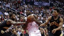 Hráč Washington Wizards Ty Lawson (4) a jeho protivníci z Toronto Raptors,... | na serveru Lidovky.cz | aktuální zprávy