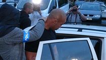 Policisté obvinili 5 ze 7 Nizozemců podezřelých z napadení číšníka v Praze Policie na letišti zatýká cizince podezřelé z brutálního útoku v centru Prahy. | na serveru Lidovky.cz | aktuální zprávy