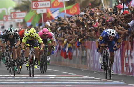 Italský cyklista Elia Viviani vítězí ve spurtu 2. etapy Giro d’Italia 2018. | na serveru Lidovky.cz | aktuální zprávy
