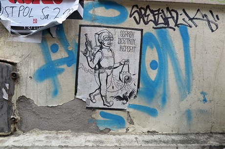 Plakát Objev, zni, zopakuj na berlínské zdi.