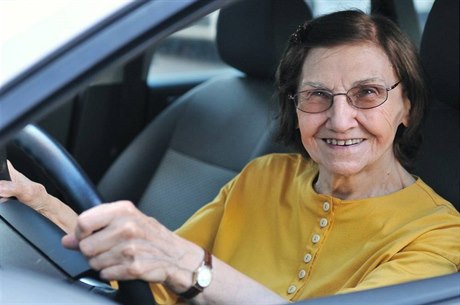 Seniorka za volantem - ilustraní foto