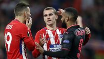 Alexandre Lacazette z Arsenalu gratuluje Lucasovi a Antoniemu Griezmannovi z... | na serveru Lidovky.cz | aktuální zprávy