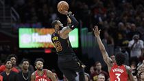 LeBron James (23) z Clevelandu střílí vítězný koš v souboji s Torontem ve 2.... | na serveru Lidovky.cz | aktuální zprávy