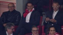 Rafael Nadal s dresem Atlétika Madrid kolem krku. | na serveru Lidovky.cz | aktuální zprávy