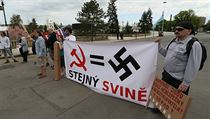 Transparent protestujících na Výstavišti srovnává komunismus s nacismem. | na serveru Lidovky.cz | aktuální zprávy