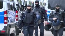 Německá policie zasahující v uprchlickém centru v Ellwangenu. | na serveru Lidovky.cz | aktuální zprávy
