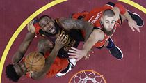 LeBron James (23) překonává dva hráče Toronto Raptors. | na serveru Lidovky.cz | aktuální zprávy