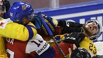 Švédsko - ČR. Vlevo Radek Faksa z ČR a Švéd Oliver Ekman-Larsson. | na serveru Lidovky.cz | aktuální zprávy