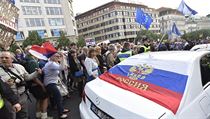 Auta na sobě měla ruské vlajky a nápisy. Protestující se kolem nich... | na serveru Lidovky.cz | aktuální zprávy