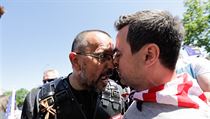 Poslanec Jaroslav Foldyna (vlevo) ve strkanici s demonstranty proti jízdě... | na serveru Lidovky.cz | aktuální zprávy